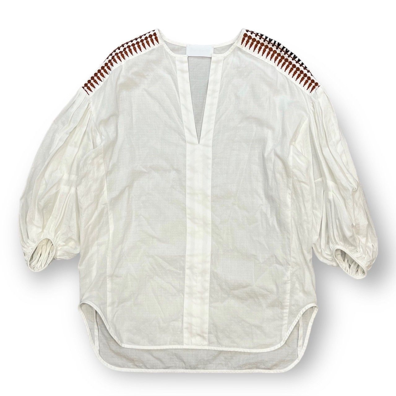 マメクロゴウチ・Mame Kurogouchi コットン ボリュームスリーブ ブラウス 状態A Vネック スキッパー プルオーバー シャツ ステッチ ホワイト MM19AW-SH715 サイズ1のサムネイル