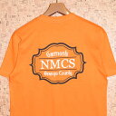 9MICROPHONES miC}CNtHYn TVc121-40349 ORANGE STORE TEE