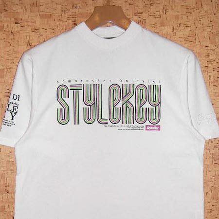 S　[袖丈：25肩幅：46胸囲：102着丈：67] M　[袖丈：25肩幅：48胸囲：108着丈：68] L 　[袖丈：26肩幅：51胸囲：112着丈：71] XL [袖丈：27肩幅：53胸囲：120着丈：75] 2XL[袖丈：29肩幅：57胸囲：124着丈：78] 3XL[袖丈：30肩幅：60胸囲：132着丈：81] スタイルキーお得意のオリジナルライン文字を使用したグラフィック！シンプルながらツボをついたポイントをきっちり押えている！今シーズンのトータルコーディネイトに欠かせない一枚だ！！ チヂミやネジレを出にくくする為、生地反でタンブラー加工をかけたオリジナル超肉厚天竺を使用。首リブは3重リブを使用し”強化”した最強ボディー！ （コメントは、STYLEKEYのカタログより抜粋）　