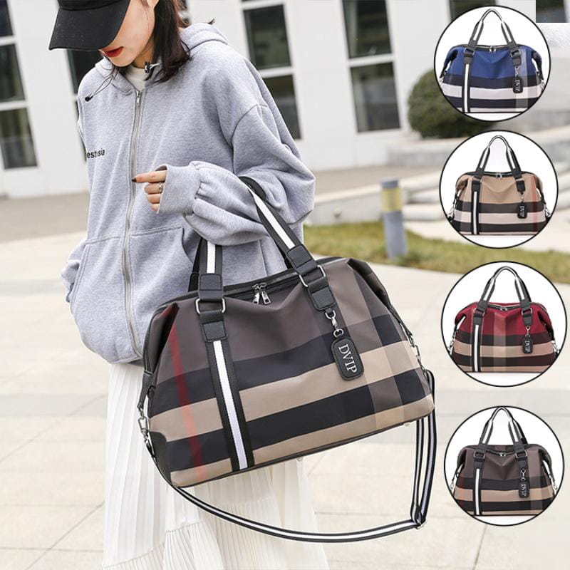 ボストンバッグ 旅行カバン レディース 撥水 旅行 部活 オックスフォード 大容量 チェック柄 配色切替 トラベルボストン トレンド キャリーバッグ 男女兼用 トードバッグ カラー:ブラウン/レッド/ブルー/カーキ サイズ:F 素材：外側:オックスフォード 内側:ポリエステル ★中国製 ★ご注意 ※裁断位置により、柄の位置が画像とずれることがございます。ご了承の上、ご購入くだいませ。 ※素人採寸のため、多少の誤差はご了承くださいませ。 ※画像の商品はサンプルです。実際の商品と生産ロットによって色味、仕様、加工、サイズ、素材等が若干異なる場合がございます。 ※機械による生産過程におきまして、どうしても生地を織る際の糸の継ぎ目や多少のほつれ、または色ムラなどが生じている場合がございます。