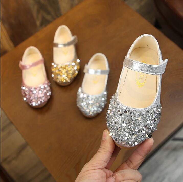 ?サイズ:13.3〜18.4cm ?アッパー素材:PU ?ソール素材:ゴム ?カラー:ゴールド、シルバー、ピンク ?商品内容:靴 ?生産国:中国 【ご注意】 ?商品の性質上、PC環境?光の具合?モデル写真撮影時の若干のスタイリングにより、実物と商品画像の見え方に差異が生じる場合が御座いますので、何とぞご理解いただけますようお願い申し上げます。 ?平置き採寸となりますので、多少の誤差についてはご容赦下さい。