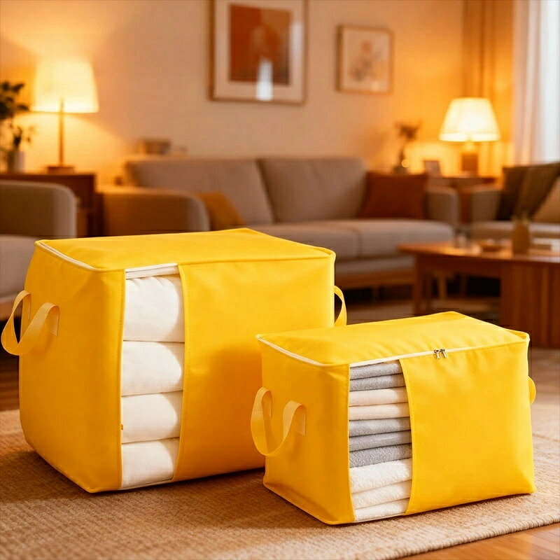 ■ この商品の特徴 ● 透明窓で中身が一目瞭然：探し物にイライラせず、収納管理がとても楽になります。 ● 8種類の豊富なサイズ：布団、衣類、小物など、収納したいものにぴったりのサイズが選べます。 ● 丈夫なPE素材でしっかり保護：ほこりや湿気から中身を守り、長くご使用いただけます。 ■ 詳細な機能 【透明窓の便利さ】 前面に大きな透明窓が付いています。中に何を入れたかすぐに確認できるので、ラベルを貼る手間も省け、押し入れや倉庫での管理が格段に効率化します。特に季節ごとの衣替えや、頻繁に出し入れするものの収納に最適です。 【多サイズで用途が広がる】 最小180Lから最大420Lまで、全8サイズをご用意。シングル布団、ダブル布団はもちろん、子供服、毛布、枕、おもちゃなど、家庭内のあらゆる不用品・季節物の整理にご利用いただけます。引越し時のカテゴリー別梱包にも大活躍します。 ■ 使用シーン ● 押し入れの布団・毛布収納：季節ごとの入れ替えが簡単に。 ● 子供服・おもちゃの整理：成長に合わせてサイズを変えて長く使えます。 ● 引越しの段ボール代わり：カテゴリー別に梱包して運搬も楽々。