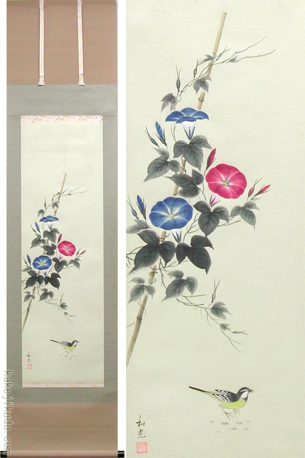 【画　題】朝顔（あさがお） ※肉筆作品※ 【解　説】夏の朝を爽やかに彩る朝顔。薄く、透き通るような花弁が、美しく描写されています。紙本のにじみを生かした彩色は、三宅和光先生ならでは。夏の日の床の間を、しっとりと涼しげに演出してくれます。 先生の息遣いまでも感じられる肉筆作品。 【寸　法】183cm×51cm　（半切立） 【作　家】三宅和光（みやけ・わこう） 【体　裁】表装： 三段表装 　軸先： 木製 　本紙： 紙本 【特　典】※この商品の付属サービスは、【桐箱のみ】となっております。風鎮・矢筈は付属いたしませんのでご注意ください。掛け軸　朝顔 夏の朝を爽やかに彩る朝顔。薄く、透き通るような花弁が、美しく描写されています。紙本のにじみを生かした彩色は、三宅和光先生ならでは。夏の日の床の間を、しっとりと涼しげに演出してくれます。先生の息遣いまでも感じられる肉筆作品。お手元で末永くお楽しみいただきたい作品です。【紹介文：（C）掛軸堂画廊＜禁転載・禁改変流用＞】 画　題 朝顔（あさがお） 寸　法 丈：181cm×幅：51cm(半切立) 作　家 三宅和光（みやけ・わこう）◆この作家の作品一覧はこちら◆ 略　歴 昭和14年岐阜に生まれる。画家であった父のもとで幼い頃から絵筆をとる。全国的に有名な岐阜の大家「小島紫光」に師事し、本格的な創作活動を始める。花鳥・山水・人物といずれの分野においても卓越した才能を発揮し、高い評価を受けている。元墨人会会員、東洋美術会理事。 体　裁 【表装】三段表装【軸先】木製【本紙】紙本【床の間サイズ02】【季節：夏】【肉筆作品】※各アイコンの意味は、こちら 付属品 ↑掛け軸を大切に保管する専用桐箱に収納してお届けします。