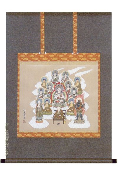 【画　題】真言十三佛 【解　説】初七日から三十三回忌まで十三回の追善供養を司る十三佛と弘法大師をおさめた掛け軸です。真言宗のあらゆる仏事にご利用いただけます。 【寸　法】（約）90cm×71cm(尺八横三尺丈) 【作　家】武藤紅雲(むとう・こううん) 【特　典】掛軸小物（風鎮・矢筈）をセットにした、初心者のお客様にも安心のお値打ちサービスです！掛け軸　真言十三佛 初七日から三十三回忌まで十三回の追善供養を司る十三佛と弘法大師をおさめた掛け軸です。真言宗のあらゆる仏事にご利用いただけます。【紹介文：（C）掛軸堂画廊＜禁転載・禁改変流用＞】 画　題 真言十三佛(しんごんじゅうさんぶつ) 寸　法 （約）丈：90cm×幅：71cm(尺八横三尺丈) 作　家 武藤紅雲(むとう・こううん) 略　歴 墨彩会会員。昭和34年生まれ。岐阜県。得意／花鳥・人物・仏画。 体　裁 【表装】佛表装【床の間サイズ00】【床の間サイズ03】【用途：年中掛】【用途：仏事】※各アイコンの意味は、こちら 付属品 ↑掛け軸を大切に保管する専用桐箱に収納してお届けします。↑飾る高さを調節できる鉄自在鉤をお付けします！↑掛け軸を格調高く演出する風鎮をお付けします！↑掛け軸を吊るすときに便利な矢筈をお付けします！ 【MTO】