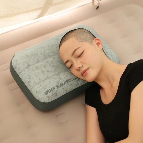 やわらかで快適なダウンピロー 質の高い睡眠を提供するため、圧倒的な快適さを求めました Point1　超軽量薄型生地の下にダウンを封入 Point2　首、頭にフィットする波型デザイン Point3　エア調整で最適な高さ、硬さに調整 Point4　収納時は軽量コンパクト　約80g Point5　高機能エアバルブで空気量を調整 【仕様】 Mサイズ　35＊27＊12cm　約80g Lサイズ　43＊29＊13cm　約110g