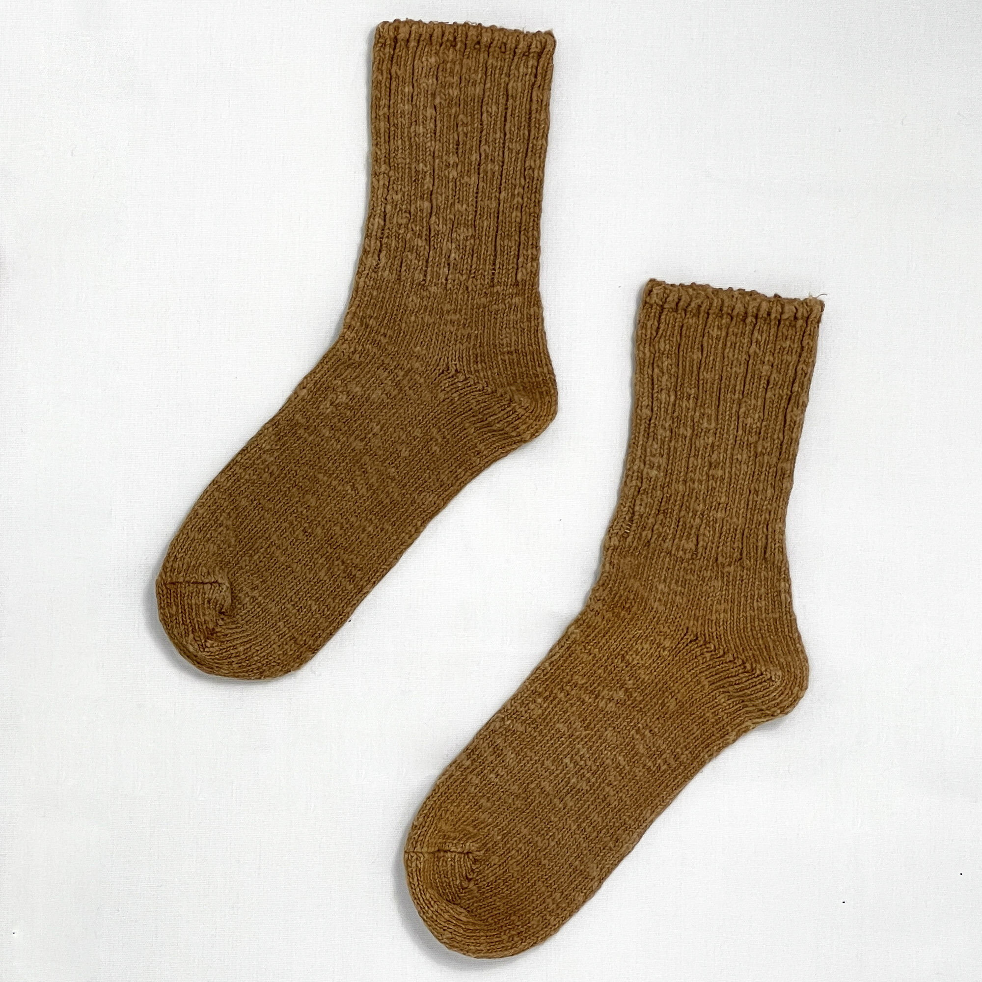 さらっとした肌触りにしっかりとした厚みで履き心地のよいヘンプコットンくつ下を、どんなお洋服にも合わせやすい無地タイプにて柿渋染めで染め上げました。 ※工程はすべて職人の手染めです。 1枚1枚色目、ムラ感が異なります。 &nbsp; サイズ：男女兼用　23〜25　25〜27　2サイズ 綿65% 植物繊維（大麻）25% アクリル5% お取扱・お手入れについてはこちらをご覧下さい。 &nbsp; ※店頭での併売のため売り切れの際はご容赦ください。 （品切れの際はご連絡させて頂きます。）&nbsp; さらっとした肌触りで、しっかりとした厚みのあるヘンプコットンを どんなお洋服にも合わせやすい無地タイプにて柿渋染めで染め上げました。 お客様のなかには、普段使いはもちろんのこと、厚手のため登山用としてご使用される方もいらっしゃいます。 染め下には高品質で定評のある A HOPE HEMPを使用していますが、足裏にプリント されていますアホープヘンプのロゴは、入っている商品と ロゴの無い商品がございますが、お選び頂けません。 &nbsp; &nbsp;
