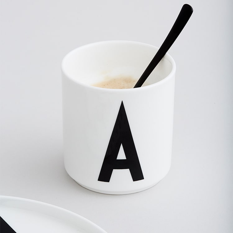 パーソナルポーセリンカップ デザインレターズ DESIGN LETTERS【北欧食器 北欧 食器 コップ カップ 雑貨 アルファベット イニシャル 北欧雑貨 インテリア雑貨 白 ホワイト おしゃれ かわいい プレゼント ギフト 男性 女性 誕生日 プチギフト】