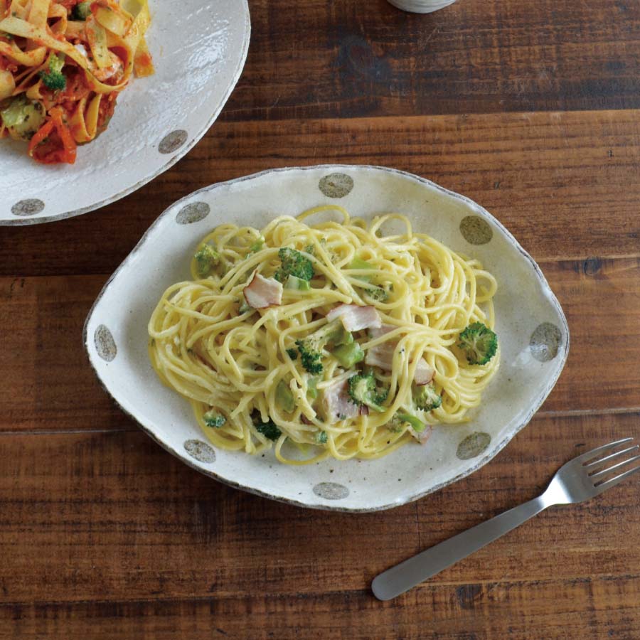 【ポイント20倍★マラソン期間】水玉白唐津 木の葉型パスタ皿【パスタ皿 カレー皿 おしゃれ シンプル