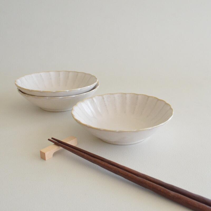 窯変粉引 菊型取鉢 取皿 中皿 プレート おしゃれ シンプル 小さめ かわいい ナチュラル プレート 薬味 調味料 陶器 日本製 和風 美濃焼 食器 食洗機使用可 電子レンジ使用可 来客 正月