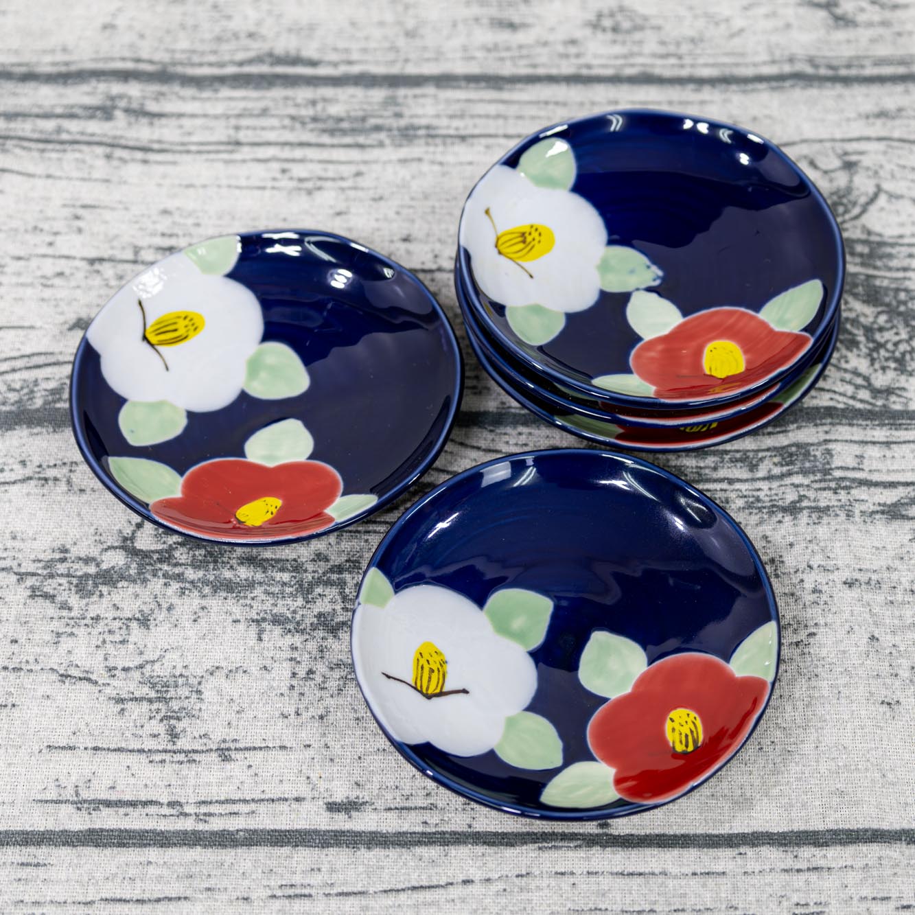 【アフターセール クーポン30%オフ☆】 ＼ 波佐見焼 ／ 【 山下陶苑 】 小皿 豆皿 銘々皿 丸皿 醤油皿 薬味入れ 椿 横 約10.5cm かわいい おしゃれ 和 モダン 電子レンジ対応 食洗機対応 波佐見 はさみ焼き 有田焼 有田