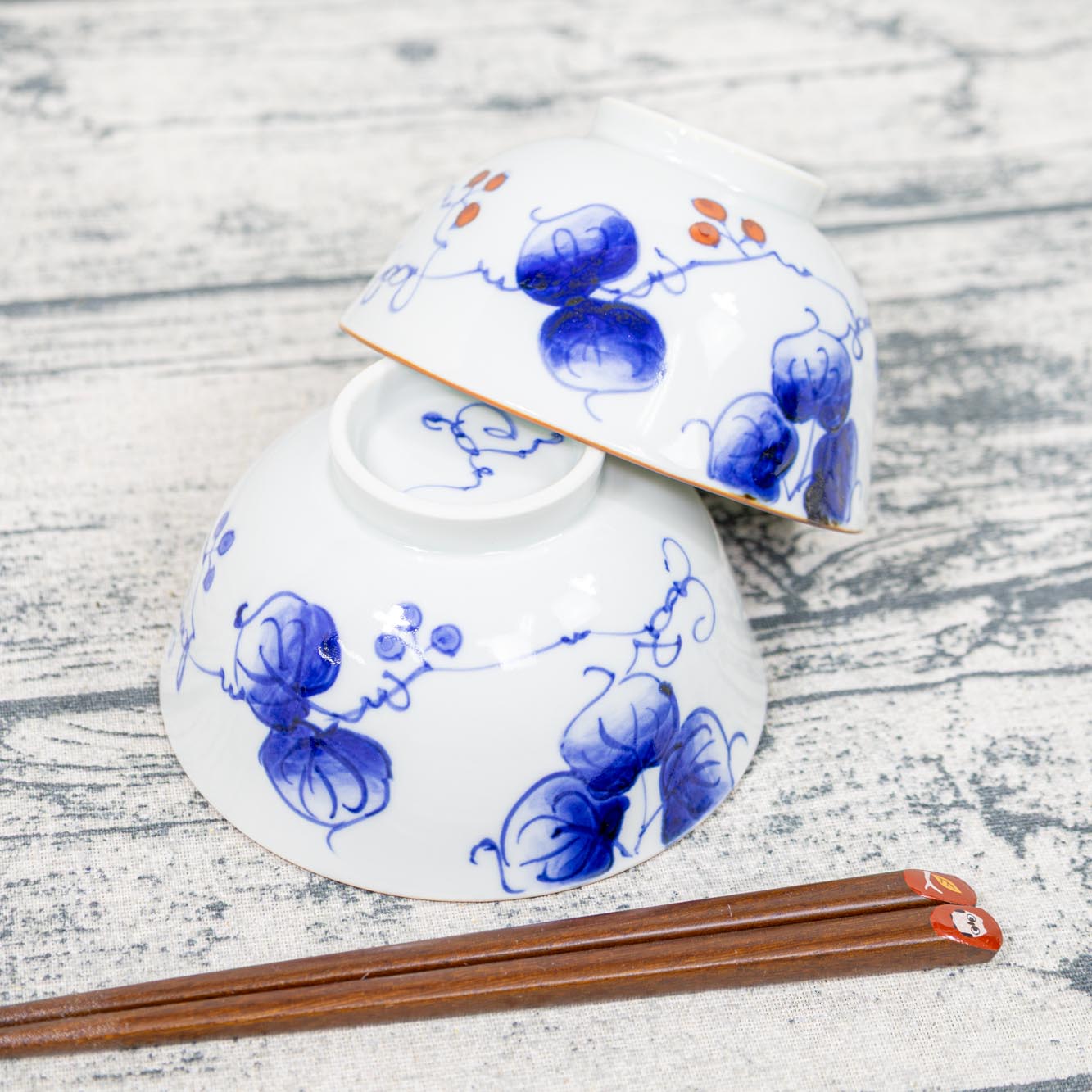 ＼ 波佐見焼 ／ 【 山下陶苑 】 茶碗 おしゃれ お茶碗 ペア 飯碗 ご飯茶碗 夫婦茶碗 夫婦 ペア茶碗 木の実 直径 青 約11.7cm 赤 約11.3cm かわいい 電子レンジ対応 食洗機対応 波佐見 はさみ焼き 有田焼