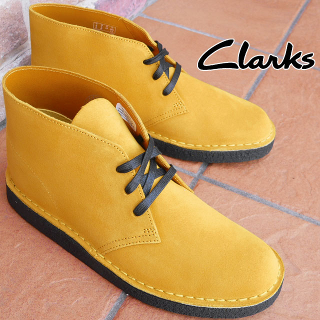 ■商品説明 クラークス Clarks メンズ ショートブーツ Mustard(マスタード)幅広い世代の方から支持されているクラークス。1950年の発売以来変わらないデザインで、今や世界のカジュアルシューズの代名詞。デザートブーツよりもやや高めのトップラインと3アイレット（紐穴）が特長のデザートコール。キメの細かさに上質感が漂う英国の老舗タンナーCharles.F.Stead社のスエードをアッパーに使用し厚みのあるスニーカースタイルのアウトソールで衝撃吸収性と耐久性をアップさせながらよりモダンな印象に仕上げました。クラークスのアイコン「デザートブーツ」から着想し、ひねりを加えた一足。ヒールの高さ：約3cm【検索用キーワード】25.5cm 26cm 26.0cm 26.5cm 27cm 27.0cm25.5センチ 26センチ 26.0センチ 26.5センチ 27センチ 27.0センチ25．5cm 26cm 26．0cm 26．5cm 27cm 27．0cm25．5センチ 26センチ 26．0センチ 26．5センチ 27センチ 27．0センチ3アイレット 3ホール 衝撃吸収性 耐久性 スウェード アンクルブーツ アンクル丈 ショート丈タウンユース デイリーユース オフ 休日 紐靴 ミッドカット お出掛け 黄色 YELLOW イエローCharles.F.Stead社 誕生日 クリスマス プレゼント ギフト 贈り物 父の日 ■サイズ選びにお悩みの方　サイズ目安 こちらの靴の場合 　UK8.5(26.5cm)が丁度いいサイズでした。 ■サイズ目安について■ 目安として当店スタッフが着用した感じでの値です。 足のサイズが同じでも、骨格や肉付きで 最適な靴サイズが異なったり、『丁度良い』と感じるサイズに 個人差があるためあくまでも目安としてご利用ください。 ■素材 アッパー：本革 アウトソール：クレープソール ■商品カテゴリ Clarks　クラークス メンズ はこちら メンズ ブーツ はこちら メーカー希望小売価格はメーカーサイトに基づいて掲載しています XXFIX　　「S」クラークス Clarks 幅広い世代の方から支持されているクラークス。 1950年の発売以来変わらないデザインで、今や世界のカジュアルシューズの代名詞。 デザートブーツよりもやや高めのトップラインと 3アイレット（紐穴）が特長のデザートコール。 キメの細かさに上質感が漂う英国の老舗タンナー Charles.F.Stead社のスエードをアッパーに使用し 厚みのあるスニーカースタイルのアウトソールで衝撃吸収性と耐久性をアップさせながら よりモダンな印象に仕上げました。 クラークスのアイコン「デザートブーツ」から着想し、ひねりを加えた一足。 ■商品カテゴリ Clarks　クラークス メンズ はこちら メンズ ブーツ はこちら