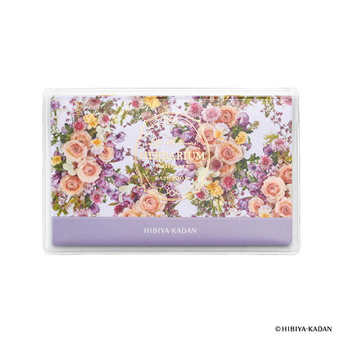 ハーバリウム （PURPLE）日比谷花壇監修（ダイゴーーー）通帳型キャッシュブック（金銭出納帳/家計簿/お小遣い帳/おこづかいノート/かけいぼ）(J2182)フラワーショップ・日比谷花壇とのコラボで生まれたステーショナリーシリーズ。ボトルにオイルとともに花をとじこめる”ハーバーリウム”をモチーフにした特別感あるデザインで、日常を華やかに彩ります。毎日の収支が記録できるシンプルなレイアウトに、花のイラストを散りばめました。バッグに入れての持ち歩きや、レシートの飯地一時保管などにも便利な透明ケース付き。ページ数：64ぺージ サイズ：中身：87×140mmケース：98×152mm*絵柄はサンプル画像です。実際の絵柄と多少異なる場合がございます。4902041521826 **kw**年始商品 stylish stationery スケジュール帳・ダイアリーdiary 手帳 2026 2027 シリーズ名 ハーバリウム （HERBARIUM）/日比谷花壇（ダイゴーー） ブランド名 ハーバリウム （HERBARIUM）/日比谷花壇（ダイゴーー） カラー ヘリオトロープ キャラクターグッズ ハーバリウム （HERBARIUM）/日比谷花壇（ダイゴーー） 家計簿・おこづかい帳 **kw**