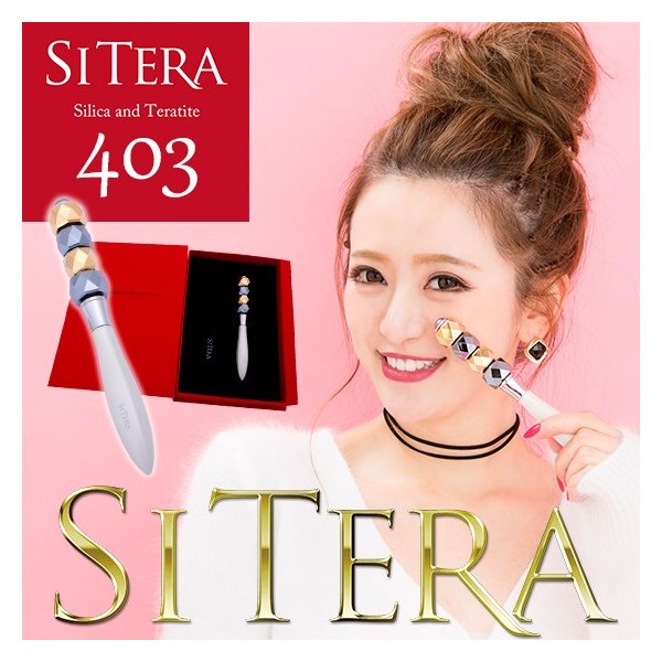 商品名 SITERA シテラ403　美ボディローラー 特徴 1秒間に1兆回の振動数を誇る 純度99.9999％のケイ素鉱石美顔ローラー！ 何も考えず転がしても気になる箇所にピタッとフィット。多面体のローラーがしっかりアプローチし、引き上げるような使用感がやみつきに。「ラインがシャープに」「コリがほぐれる」「ズキズキがすっきり」など、こわばりから一気に解放する巡りの力は他には代用できません。肌が元気づけられ、透明感とハリがぐっとアップします。 世界で初めて"テラ鉱石"で形成させた美顔ローラー！ 肌の奥まで鉱石の微振動が届き、活性化されます。 かわいいBOX入りでプレゼントにもピッタリ♪ 日本製 長さ：170mm 幅：21mm 重さ：90g 材質：【ローラー部】ポリシリコン（ケイ石）純金コーティング2個【グリップ部】アルミダイキャスト 発売元 渋谷トレンド 区分 美容器具／日本製 広告文責 有限会社びゅうていえる　