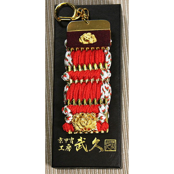 乐天商城 - 工房武久 小鎧キーホルダー「赤糸縅」メーカー直送品 ※他ブランド商品と併買不可※ 伝統工芸 鎧 兜 京甲冑 甲冑 栴檀板 京都 和小物 雑貨 和雑貨 小物 お祝い プレゼント ギフト(代引不可)