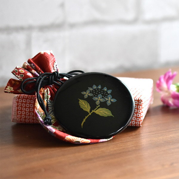 【マラソン最大1500円クーポン】井助商店 MA-916 プチ手鏡「あじさい」巾着付 メーカー取寄品 漆塗り 漆 手鏡 和小物 コンパクトミラー 雑貨 和雑貨 ミラー 小物 結婚祝い プレゼント ギフト 敬老の日