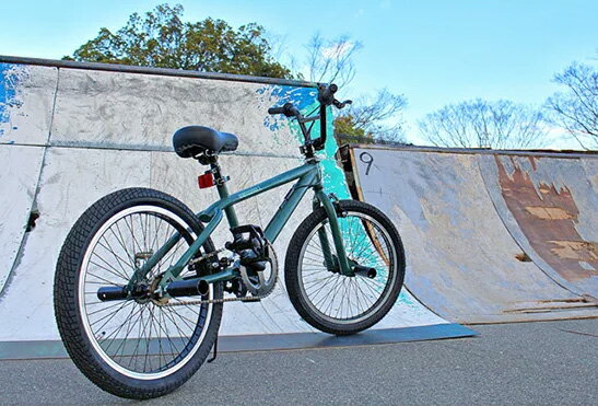 Gyro搭載インチ自転車 Bmxハイパフォーマンスに必須 Gyro搭載インチ自転車 ハンドルが360度回転左右前後輪ステップペグ ジャイロ搭載 フリースタイルビーエムエックスオリーブグリーン 自転車 サイクリング ストーングレー ホワイト オレンジ具チップ付きスモール