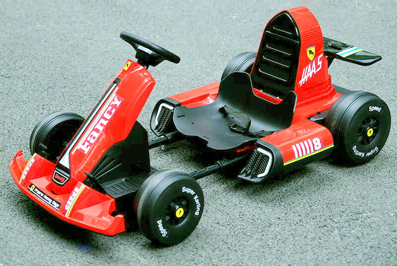 ペダルを踏むだけ電動バッテリーカート4輪電動ゴーカート 乗用玩具F1オンロードスポーツカーLED装飾ライトスリッシュなボティーホワイト レッド イエロー お子様へのプレゼントに最適安心シートベルト搭載電動ライドオン 2スピードシフト 2