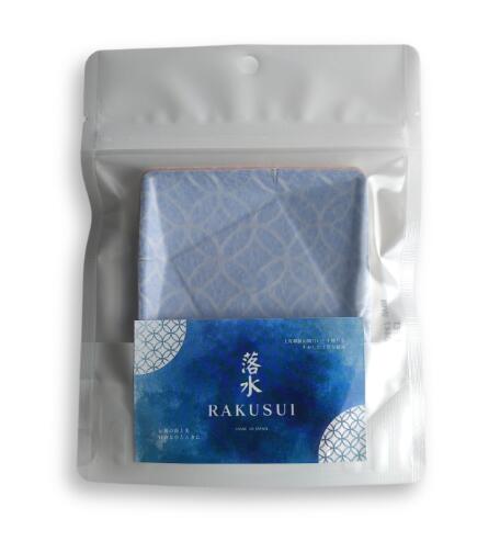 受注後3営業日内に出荷手配 ■入数　落水紙皿 角型（約9cm）　12枚セット〈6色アソート〉 和紙で作られた上品な紙皿 【紙皿の大きさ】 ◆外径：約91mm ◆底径：約91mm ◆底内径：約7mm ■【伝統工芸の技】主役を引き立てる、和紙の舞台 料理を乗せるだけで、いつもの食卓がパッと上質な空間に早変わり！！ 日本の伝統工芸である和紙を使用した紙豆皿は、海外のお客様への手土産にぴったりです！ ・贅沢な「わびさび」を演出：落水紙の繊細な風合いと、美しい余白を生む角の形状 ・軽くて割れない食器で持ち運び楽々 ・食卓を彩る職人技の美 ・おもてなしに映える6色：特別な食事やホームパーティーに華を添えるカラーバリエーション ぜひご活用ください！ ※在庫切れでもお取り寄せ可能です。お問い合わせ下さい。 ★お急ぎの方へ★ 地域によって配送にかかる日数が異なるため、日付指定はご注文の1週間後からとなっています。 お急ぎの場合は、日付指定をせずに、自由記入欄にご記入下さい（ご希望日の配達ができない場合もあります）。■お取り寄せができます ■再入荷のお知らせをメールでご連絡します 「在庫切れ」の場合でも、日数を頂ければお取り寄せが可能です。お問い合せよりご連絡下さい。 「在庫切れ」の場合、再入荷のご案内をメール連絡させて頂きます。お問い合せよりお申し込み下さい。 水紋の美・落水紙 落水紙は、薄紙を漉くときに水を表面に落として柄を描きだす和紙で、レースのように穴の開いた表情が特徴です。 また、その柄に日本古来の文様や、創作柄を用いることで独自のデザイン性を持たせています。 この落水柄は非常にゆっくりとした速度で抄かなければ描き出すことが出来ません。 同様に、雲竜の筋を仏画の吉兆雲のように美しく渦巻かせるためには秒速数メートルの抄紙速度と、グラム単位の配合を加減する職人の勘が重要になります。 機械を使いながらも、知恵と工夫で丁寧に作るやり方は、昔も今も変わりません。 …*…*…*…*…*…*…*…*…*…*…*…*…*…*…*…*…*…*…*…*…*…*… 株式会社モリサ様と三和紙工株式会社のコラボレーション 三和紙工株式会社と株式会社モリサがコラボレーションして生まれた「落水～RAKUSUI～」。 この製品は、老舗の紙容器製造会社である三和紙工と、国内で貴重な落水紙を生産する株式会社モリサの協力によって実現した、中小企業同士の挑戦です。 昔ながらの和紙技術と現代の紙容器製造技術を掛け合わせた、メイドインジャパンの製品です。 その高級感と美しいデザインは、大切な方への贈り物にも最適です。 日本の伝統と技術が生み出した「落水～RAKUSUI～」を、ぜひお手元でお楽しみください。 …*…*…*…*…*…*…*…*…*…*…*…*…*…*…*…*…*…*…*…*…*…*… 衛生面を配慮した「使い捨て紙皿」に 日本の伝統的和紙を利用する事で 高級感と上品さを兼ね備えた、製品が生まれました。