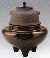 13-2　風炉　朝鮮　徳色　鳳凰地紋釜付 【送料無料】