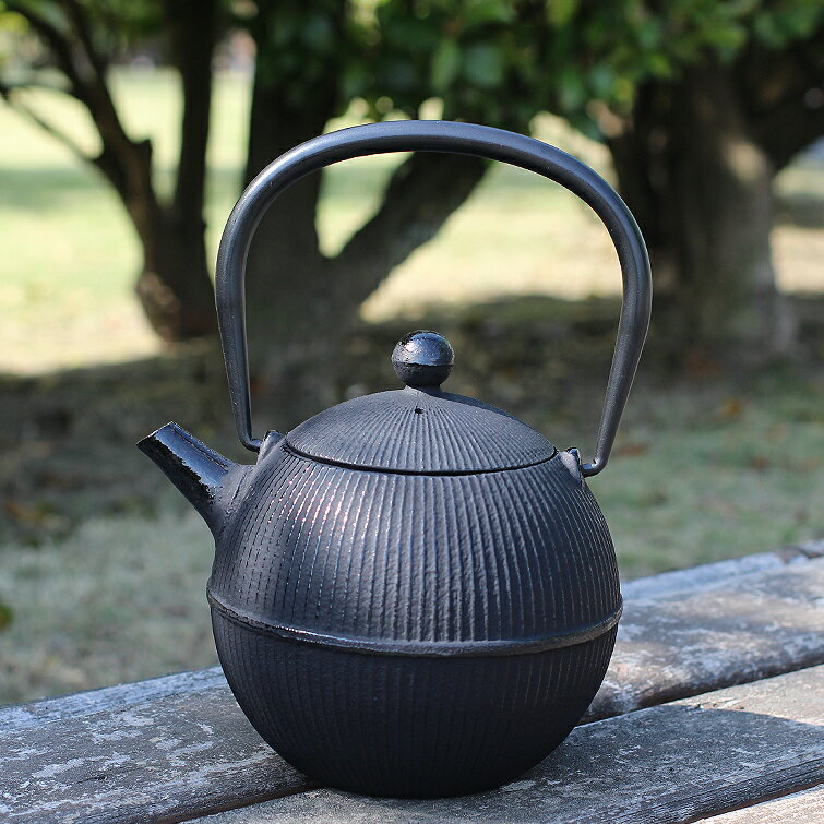 【送料無料】【日本製　鉄瓶】南部鉄器　南部鉄瓶 てまり　0.8L　直火　IRON KETTLE　工芸 ...