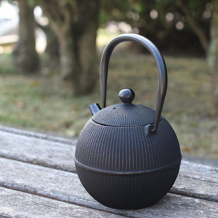 【送料無料】【日本製　鉄瓶】南部鉄器　南部鉄瓶 てまり　0.8L　直火　IRON KETTLE　工芸品　本場岩手県産　鉄分　アラレ模様　お茶　緑茶　茶道　裏千家　表千家　お抹茶　抹茶 2