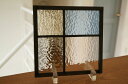 ステンドグラス パネル 住宅用 4つのガラス 格子 淡い色の組み合わせ 18cm×18cm 【ステンド 室内窓 壁埋め込み 小窓 スクエア パステルカラー 明か...