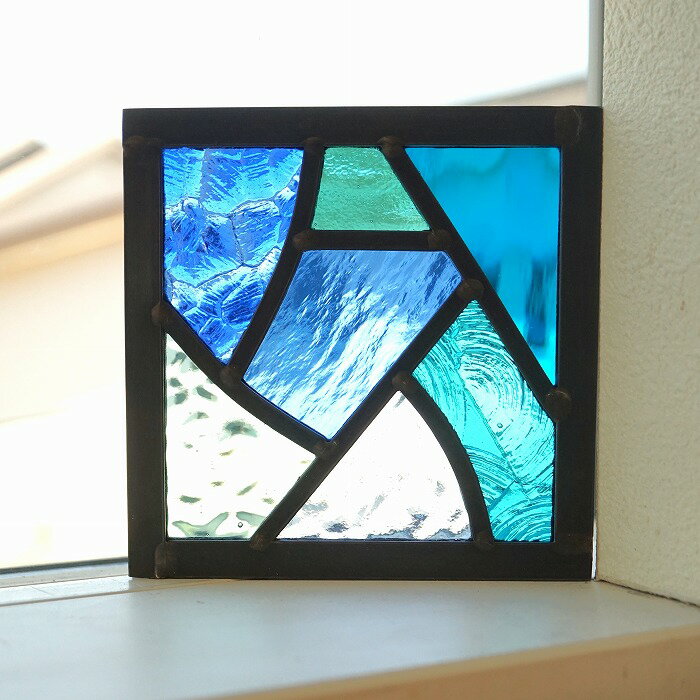 ステンドグラス パネル 住宅用 カーブとストレート ブルーグリーン×ブルー 12cm×12cm 【ステンド 室内窓 壁埋め込み 青緑 小窓 明かり採り 新築 改築 新生活 リフォーム インテリア 建材パーツ 空間アクセント 室内装飾 壁装飾】