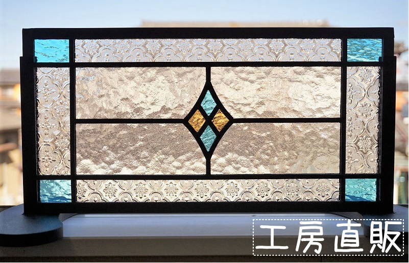 ステンドグラス パネル 住宅用 4つのダイヤ 横長方形 水色×イエロー 40cm×20cm【ステンド 室内窓 壁埋め込み 水色 黄…