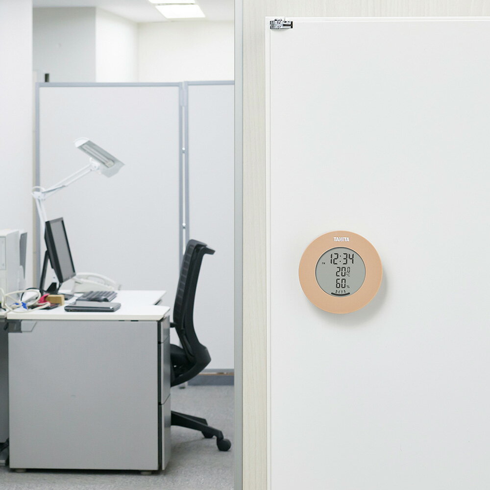 奏屋　楽天市場店の【 エントリーでポイント最大7倍 11/20(木)20:00〜11/27(木)1:59まで 】 タニタ 温湿度計 デジタル TT-585 | TANITA デジタル温湿度計 温度計 湿度計 時計 シンプル かわいい 丸 温度 湿度 丸型 置き式 小型 ミニ ウォッチ 快適度 室内 マグネット 付き インテリ｜アングル2
