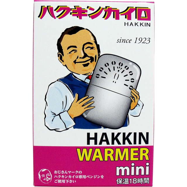 ■商品説明 ハイパワーなのに低燃費！ 繰り返し使用できるロングライフ製品！ ●発熱温度も一定。 ●寒冷地や冬の野外のレジャー時に。 ●遠赤外線の働きで身体の芯から暖めます。 ●カメラのレンズに付く露や霜を熱で飛ばす目的でハクキンカイロが使用されています。 ●コンパクトで持ちやすいミニサイズ！ ●カップ1杯半で18時間保温。 ●ベンジンを注油し繰り返し使用できる環境に優しいカイロです。 ●気化したベンジンがプラチナの接触作用により「炭酸ガスと水」に分解され、そのとき発生する酸化熱を応用した、環境にとても優しい、安全でクリーンなハイテクカイロです。 ■商品詳細 個装サイズ：80X123X21mm 個装重量：90g 内容量：1個入 製造国：日本 ブランド：ハクキンカイロ株式会社 【付属品】 カイロ本体、カップ、袋、説明書 【材質】 カイロ本体・・・真鍮 火口・・・プラチナ・ガラス繊維 中綿・・・脱脂綿 【注意】 ・取扱い説明書をよくお読みの上、正しくお使いください。