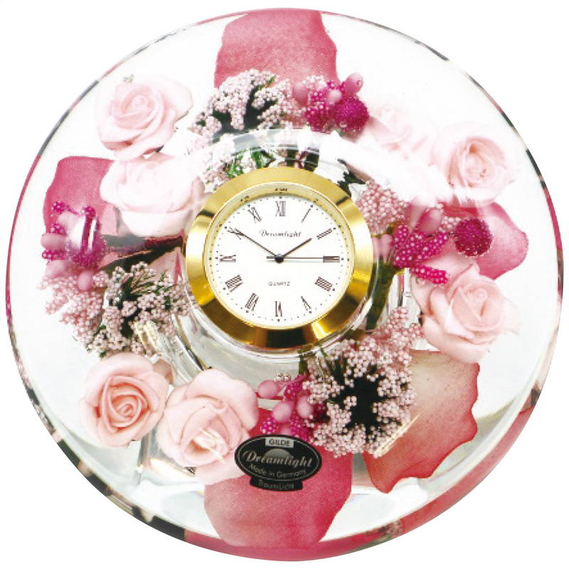 ■商品説明 1999年にドイツで誕生したドリームライトは、まるで本物の様な花々をガラスの中に閉じ込めたハンドメイドの製品です。 実用的な時計としても、お部屋を華やかに彩るインテリアのオーナメントとしても。 大切な方へのプレゼントとしても喜ばれるギフトアイテムです。 ■商品詳細 生産地： 箱サイズ：18×25×7cm 重さ：1215g 内容：直径15cm厚み4cmフラワー入りガラスホルダー1個・ガラス、シルクフラワー、ジェル・直径4.5cm時計1個・金属、ガラス・6×6.5cm光学ガラス台1個・光学ガラス・ボタン電池1個内蔵・［ドイツ製（ムーブメント:中国製）］ 賞味期間：- アレルゲン： お歳暮/御歳暮/お中元/御中元/お年賀/御年賀/残暑見舞い/出産祝い/クリスマス/誕生日/プレゼント/母の日/父の日/敬老の日/全快祝い/快気祝い/引越し祝い/ご挨拶/御礼/お礼/お返し/お祝い返し/入学祝い/合格祝い/進学祝い/卒業記念品/卒業祝い/結婚祝い/出産祝い/開店祝い/贈答品/粗品/記念品/景品
