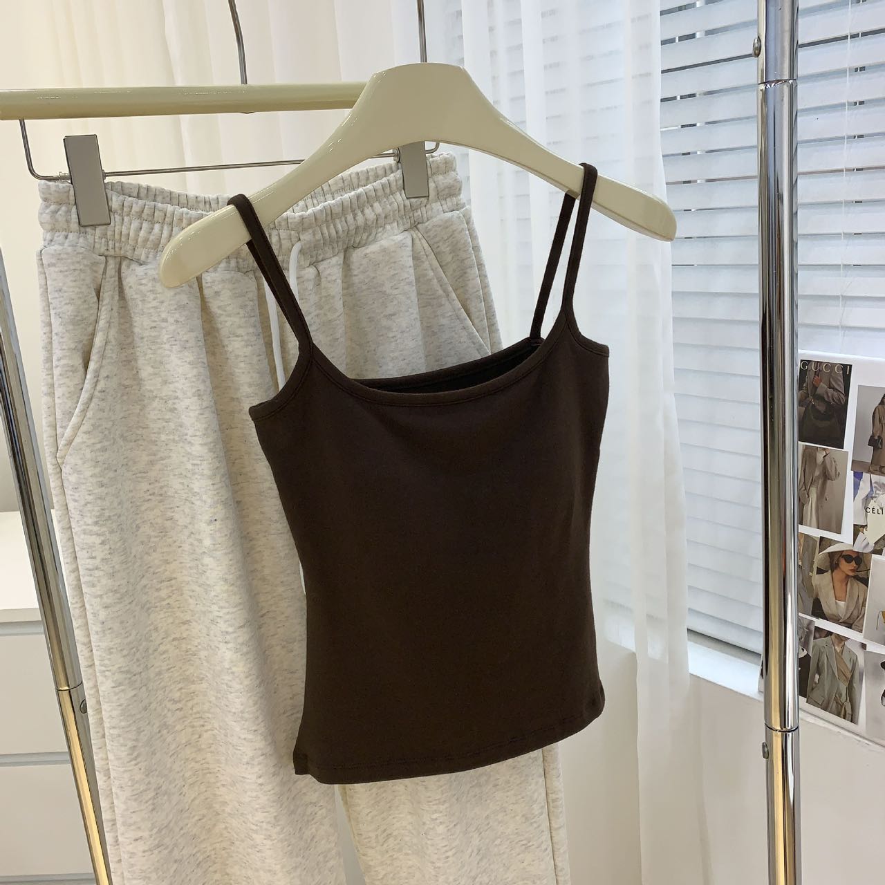 ブラ付きインナー タンクトップ レディース 重ね着夏 無地 ノースリーブ キャミソール ショート レディース ショート丈 サマー カップ付き ストレッチ タンクキャミ レイヤード 大人 春夏秋冬 着回し 定番 下着 肌着 日常