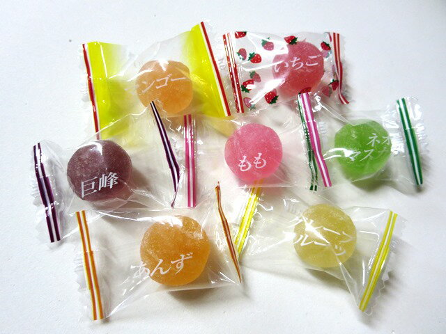 原材料名：砂糖（国内製造）、水あめ、濃縮果汁（あんず、いちご、グレープフルーツ、ぶどう、白ぶどう、もも）、マンゴーピューレ/ゲル化剤（ペクチン）、酸味料、香料、着色料（ぶどう色素、カロテン、紅花色素、黄5、赤3、黄4、青1）、（一部にももを含む） 保存方法：直射日光、高温多湿を避け、早めにお召し上り下さい 賞味期限：6ヶ月 加工者　金谷乾物店　宇都宮市曲師町4−4もも、あんず、グレープフルーツ、巨峰、ネオマスカット、マンゴー、いちごの計7種類の大粒ゼリーが入った詰め合わせです。