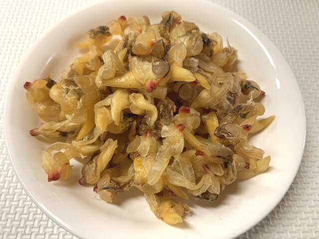 さくら貝 名称：魚介類乾製品 原材料名：青柳貝（中国）、砂糖、食塩、香辛料／ソルビット、調味料（アミノ酸）、酒精、pH調整剤、（一部に大豆・牛肉・豚肉を含む）※青柳改は砂をかみやすい性質のため、除去には細心の注意を払っておりますが、一部取り切れず残ってしまう場合がございます。 保存方法：直射日光、高温多湿を避け、冷蔵庫に保管早めにお召し上り下さい 賞味期限：3ヶ月 加工者　金谷乾物店　宇都宮市曲師町4−4青柳貝を食べやすく味付けしました。 貝の持つ本来の旨みを生かし仕上げた商品です。