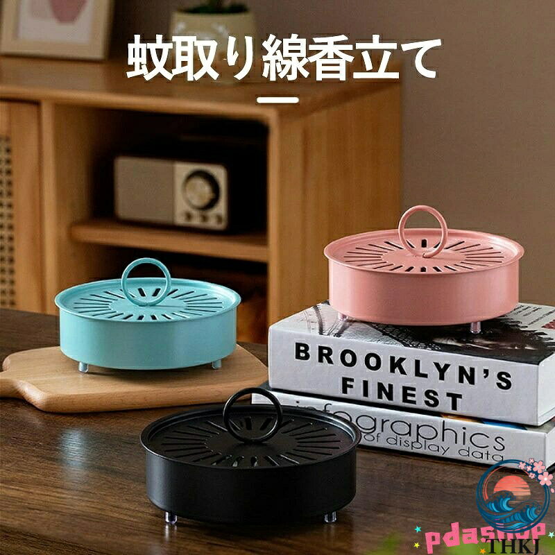【実用的な蓋とハンドル】蓋があれば、この青銅の香炉は踏みつけややけどから大いに保護され、燃えやすいお香の落下を防ぎ、火災を避けることができます！突起部に挿入するのに苦労する必要はなく、火をつけて中に置くだけです。火が消えないように蚊取り線香を一箇所に固定すると、お香は最後まで燃え続けます。 【蚊取り線香ホルダー】当社の蚊取り線香立ては丈夫な鉄製で、耐久性に優れ、折れたり変形したりしにくく、安全に使用できます。レトロな外観で、どんなスタイルのインテリアにも合います！セラミックのように壊れる心配はありません。耐久性があり、厚みがあり、質感があり、長寿命です。 【中空の滑り止めデザイン】蚊取り線香を均等に拡散させることができます。3つの丸い鉄の固いボールがホルダーの底に取り付けられ、滑りにくく、床、カーペット、テーブルの上を燃やさない。鋸歯状の歯が密集しているため、蚊取り線香のトレイ全体を簡単に保持することができます。深さ約1cmのトレーが付属します。風や移動などで容器が多少傾いても灰がこぼれることはありません。 【製品仕様】直径15cm、高さ5.5cm、内径14cmの丸型蚊取り線香ホルダー。花形の穴は通気性を良くし、スタンドは必要なく、蚊取り線香を直接置いて使用できます。鉄製なので重厚感があり、倒れにくく、お手入れも簡単です。蓋付きなのでお子様やペットにも安心です。 【アプリケーション】蚊取り線香ラックの直径は、市販されているほとんどの蚊取り線香を収納できる大きさです。美しさと実用性を兼ね備えたユニークなデザインです。寝室、リビング、書斎、バルコニー、庭などで使えます。キャンプなどの屋外でも使えます！ご質問がございましたら、時間内にご連絡ください。できるだけ早く返信させていただきます。