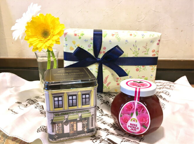 楽天かんだデザート（株式会社信富舎）【 北欧紅茶 】100g 缶＆ ローズジャム セット 北欧 紅茶 ダマスクローズ ジャム ノーベル賞 スウェーデン ブレンドティー フレーバーティー 缶入り バラ 薔薇 薔薇ジャム 高級 紅茶の贈り物 茶葉 紅茶缶 紅茶のギフトセット かわいい 缶入り紅茶 紅茶ギフト ギフトセット