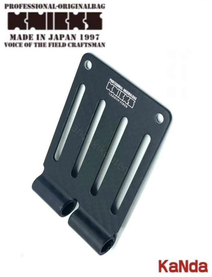 カーボンファイバー製ベルトループ[L] ●カーボンファイバー製 ●超軽量16g 縦97mm×横65mm×奥行10mm（パイプ外径） 【カーボン（CFRP）の特徴】 ● 軽くて強い ● 強度はアルミや鉄の倍 ● 弾性率もアルミや鉄の倍以上 ● 重さは鉄の4分の1 ● 錆びない、腐食しない 金属ではなく、プラスチックなので錆びることはありません。 これも鉄やアルミをカーボンに代替えする大きなメリットと言えます。 また、耐薬品性も高く、酸やアルカリに強いです。 ● 熱膨張係数が小さい 温度の上昇によって物体の長さ・体積が膨張する割合が少ないので寸法安定性に優れています。 振動減衰性に優れている 振動を素早く吸収するので、精密機器において精度向上に貢献しています。 電磁波遮断性に優れている 導電性があることによって、電磁波遮断性があります。 精密機器など、電磁波に弱いもの防護することができます。