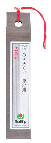銀/-/THN-054・パッケージ個数:1・(b)対象性別 :(/b)男女共用厚地木綿・ウール・フェルトなど厚地のしつけ用に最適です。 サイズ:0.84×51.5mm チューリップの針とは・・・ 針の産地として名高い地、広島を代表するチューリップの針は、古来の伝統と技術を受け継ぎ、さらなる高品質を目指してまいりました。 その特徴は、針の生命である布通りの良さ、弾力性にあります。 30以上の肯定を費やし、お客様に安心してご使用いただけるよう、1本1本にこころを込めて創り上げております。 国内で製造されている手縫針の9割以上のシェアを占め、世界中でご愛用いただいてる広島針の布通りをどうぞご体験ください。 (.co.jpより)