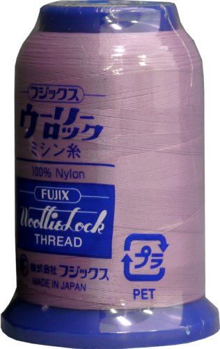 243/-/243番色・パッケージ個数:1・仕立：25g・素材：ナイロン100％・ロックミシンの振り糸としてお使いください。ロックミシン用ミシン糸 『ウーリーロック 高伸縮 1000m(25g) 243番色』 Fujix(フジックス) ニットなど伸縮性のある布地には、最適なウーリーロック糸が最適です！。 かさ高で伸びがあり、やわらかい手ざわりのウーリー加工糸。縫い目を目立たせたいような飾り縫いや、ピッチをあらく縫う場合などに用います。ニットなど伸縮性のある布地には、ソフトにフィットするこのタイプが適します。 ◆仕立：25g ◆素材：ナイロン100％ ◆ロックミシンの振り糸としてお使いください。 ※モニターによって実物のお色と若干異なる場合がございます。