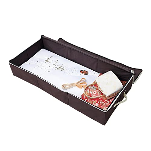 1. 収納ケースブラウン/1. 着物一式/1009842・Size:1. 着物一式Style:1. 収納ケース・パッケージ個数:1・【商品仕様】商品サイズ/(約)92×42×18cm(持ち手含まず)、材質・成分/本体:ポリプロピレン不織布、中芯/紙・【着物から帯や小物まで一式収納】汚れ・ホコリから大切な着物を守ります! 押し入れやクローゼットの整理整頓に便利。持ち運びしやすい持ち手付。・【炭のチカラで消臭】炭加工シートを挟んだ3層構造収納ケースで、気になる汗のニオイ・加齢臭を消臭！※炭加工シートは底面(キルト面)に使用しています。・【大きく開くファスナー】重ねて収納もOK！大きく開くファスナーで出し入れラクラクできます。商品紹介 炭加工シートを挟んだ3層構造収納ケースで、気になる汗のニオイ・加齢臭を消臭！汚れ、ホコリから大切な着物を守ります！着物から帯や小物まで一式収納できる。大きく開くファスナーで出し入れラクラク。持ち運びに便利な持ち手付き。※炭加工シートは底面(キルト面)に使用しています。 安全警告 【使用上の注意】 ●長時間、直射日光に当たる場所や高温・多湿な場所での使用や保管は、本品や収納物の変色や劣化の恐れがありますのでお避けください。 ●濡れた物を収納しないでください。 使用する前に、十分に乾燥させてから収納してください。 ●不織布の特性上、強い引っ張りは破れる恐れがありますので注意してください。 ●持ち運びの際は、持ち手を必ず両手で持って運んでください。 ●持ち手は強く引っ張らないでください。 ●本品を重ねて積み上げないでください。 ●収納ケースの上に物を乗せた状態で、収納ケースを引き出さないでください。 ●洗濯やアイロンはお避けください。 ●火気付近で使用しないでください。 ●用途以外には使用しないでください。 ●厚みや大きさにより入らない場合があります。