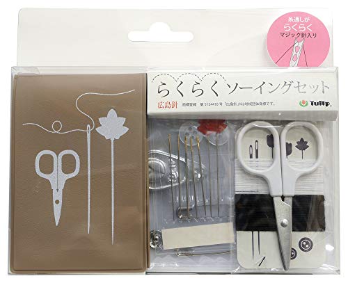 白/-/SS-001・品番:SS-001・仕様:広島針・色・柄:もみじ・セット内容:縫い針、待ち針、スナップ、安全ピン、糸通し、シャツボタン、ミニはさみ、糸巻き、針用ケース、セット用ケース、マグネットボタン付き専用ケース裁縫の必需品がコンパクトなケースに入っています。 糸通しが“らくらく簡単にできるマジック針、薄地~厚地まで対応できる手縫針が5種類も入っています。 品番:SS-001 仕様:広島針 色・柄:もみじ セット内容:縫い針、待ち針、スナップ、安全ピン、糸通し、シャツボタン、ミニはさみ、糸巻き、針用ケース、セット用ケース、マグネットボタン付き専用ケース (.co.jpより)