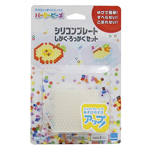 混合カラー/小さい/80-30006・Size:小さいPatternName:シリコンプレート しかく・ろっかく・対象年齢:5才以上・対象性別:男女共用・アイロンを使って簡単にモチーフが作れる楽しいビーズです。・好きな絵や形にカラフルなビーズをならべて、アイロンで熱して、できあがりです。・工夫しだいで立体の作品もできます。すぐにパーラービーズで遊べる便利なシリコンプレートのセット。基本的な形の「しかく」「ろっかく」が入っています。イメージシートの上でずれにくく、ビーズが外れづらいシリコン素材。作っている最中や、アイロンがけ待ちの際も作品が崩れにくく、遊びやすさが格段にアップ。 (.co.jpより)