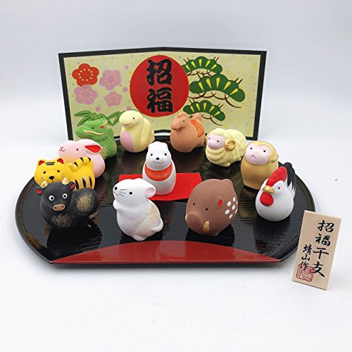 赤、黒/ワンサイズ/-・【干支人形】 それぞれ高さ4cm---4.5cm・正月飾り、可愛いデザインです。プレゼント、贈り物にも最適です！・日本産　四日市市萬古焼この干支人形セットは、日本の四日市市萬古焼からの愛らしいデザインで、正月飾りとしても素晴らしいです。各人形のサイズは高さ4cmから4.5cmで、円形のベースに乗せて置くことができます。セットには12個の人形が含まれており、それぞれ赤や黒などの多彩な色で描かれています。グロスフィニッシュで、手入れは簡単です。贈り物としても最適なデザインで、大人向けです。