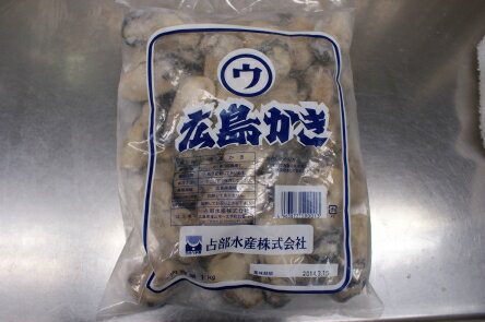 ★彡 ★彡 ★彡 ★彡 ★彡 ◆◆冷凍生かき（大サイズ）たっぷり1kgが2個で2kg【広島産】　◆◆ 冷凍生かき（大サイズ）たっぷり1kgが2個で2kg【広島産】です。 4,980円 で価格にてご提供いたします。是非、ご賞味してみてください。原材料、賞味期限は下記でお確かめください。 ★彡 ★彡 ★彡 ★彡 ★彡 商品詳細 内容量 冷凍生かき1kg×2＝2kg 原材料 生かきむき身、食塩、酸化防止剤、 保存方法 冷凍保存して下さい。 賞味期限 業務用冷蔵庫では半年以上ありますが家庭用冷蔵庫では発送日より、冷凍で4週間です。 冷凍生かき1kg×2＝2kg 商品詳細 冷凍生かき1kg×2＝2kg 広島産 規格：1kg×2入り 冷凍生かき1kg×2＝2kg 広島産です。 （一部沖縄、離島の地域を除く） これまでに5トン以上の売り上げ実績があります。 この商品は京都中央卸売市場に入荷した商品ですので安心してお召上がり下さい その他ご質問があればお気軽にご相談して下さい。 コメント 私は、市場で中卸業をしているグループ会社に所属しています。 ネット市場で、高額で取引されているので出来るだけお安く商品をご提供したかったので今回出品いたしました。 誠意を持ってお取引をさせていただきますので何卒、宜しくお願い致します。 支払詳細 クレジット決済 お支払い方法；　 ヤマト運輸、佐川急便の代金引換（代引き手数料一律324円） 銀行振り込み 上記のいずれかでお願い致します。 お支払い金額： 落札価格＋【ヤマト運輸、佐川急便代引き使用の場合は324円】の合計金額をお支払いしていただきます。 発送詳細 ヤマト運輸、佐川急便冷凍クール便にて早急に配送いたします。 注意事項【数量限定】【送料無料】 冷凍生かき1kg×2【広島産】 京都中央市場より直接仕入れることで　 卸売価格でご提供が実現できました！ 　 こんな盛り盛りの冷凍生かき1kg×2で2kg【広島産】を。 数量限定大放出！ 【市場直送】メガ盛り2kg！ なんと。。。送料無料で 最終価格！！！！ 　4,980円！ 　 いわゆるメガ盛り！！ 味は保証いたします！ 食べていただければ お分かりいただけると思います。 しかも・・・ 【送料無料】数量限定！ 　 感謝メガ盛り！！ クール冷凍便にてお届けします。