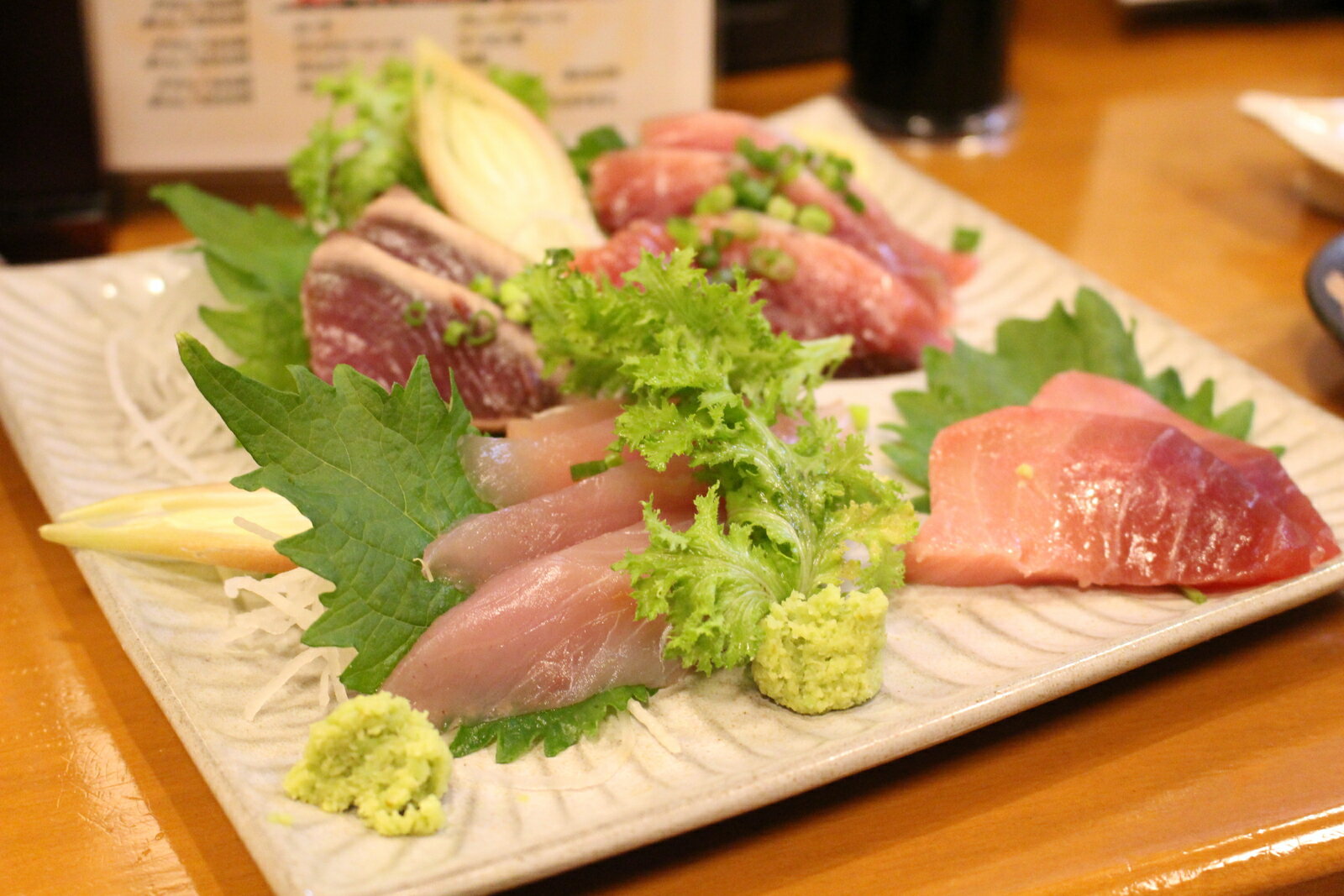 焼津浜おやじが、焼津の食文化と笑顔をお届けします！！ 老舗の魚加工屋のオヤジが、港町・焼津ならではの商品や食文化を、 皆様に紹介したいと思っております。 魚の加工場が多く在るからこそ作れる地場商品の食文化や、名産品！ 特に、食通の貴方には、一度、召し上がってもらいたい逸品達です。 焼津浜おやじが、焼津の食文化と笑顔をお届けします！！ 製造者 カネオト石橋商店 〒425-0025　焼津市城之腰91-5 Tel : 054-628-2920【 送料無料 】焼津 刺身2種セット　〜 びんトロまぐろ刺身ブロック （600g〜） かつおタタキ （1kg〜）のセット 刺身 寿司 海鮮丼 肴 おつまみ　日本酒 ワイン ビール お取り寄せグルメ ご贈答 ギフトお歳暮 お祝い 父の日 冷凍 焼津港で水揚げされた自慢の魚（びん長まぐろ、かつお）のお刺身セットです。 【 おかげさまで、脂が乗って美味しいと、 高い評価 を頂いています 】 焼津港で水揚げされた自慢の魚（びん長まぐろ、かつお）のお刺身セットです。 ●びん長まぐろ（脂あり）・・・ 600g以上〜 びん長まぐろは別名、ビントロとも呼ばれています。 脂が乗っていて味は、焼津浜食堂で実証済み。刺身好きから愛される鮪（まぐろ）です。 ●トロ鰹（かつお）タタキ ・・・ 1kg以上〜 鰹（かつお）のタタキは脂の乗ったトロ鰹（かつお）の表面のみ炭火で焼く事で、美味しさをさらに引き立てています。カネオトの自信作です。 お酒のつまみとしてだけでなく、ご飯のおかずとしても好評ですので、家族団欒の食卓にも最適。　 贈りものとしても、喜んでいただける逸品となっています。 原料の鮮度、脂の乗りにこだわった、トロまぐろ使用 小分け用に、切って有るので、使い易い 焼津浜食堂で、美味しさは、証明ずみ！ 美味しい刺身を食べたい方 ご贈答、ギフトを探している方 静岡・焼津のお土産を探している方 こんにちは、店長の4代目 石橋です！ 当店は、明治35年に創業した、焼津の老舗の水産加工品 製造店です。 伝統の製法を引き継ぎ、それを活かして、お客様の欲しい品を作る様に、日々、精進しております。 原料や加工技術にこだわって、安心・安全な焼津の地場産品を作っていきますので、 今後ともよろしくお願いいたします。 1