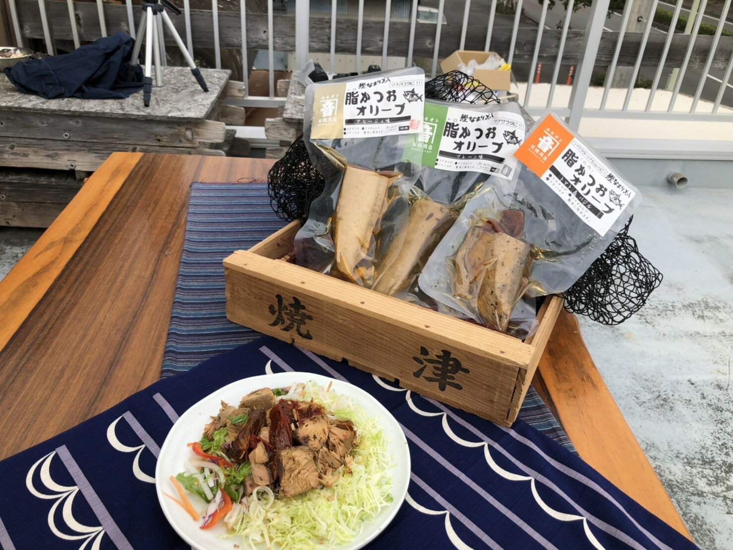 焼津浜おやじが、焼津の食文化と笑顔をお届けします！！ 老舗の魚加工屋のオヤジが、港町・焼津ならではの商品や食文化を、 皆様に紹介したいと思っております。 魚の加工場が多く在るからこそ作れる地場商品の食文化や、名産品！ 特に、食通の貴方には、一度、召し上がってもらいたい逸品達です。 焼津浜おやじが、焼津の食文化と笑顔をお届けします！！ 製造者 カネオト石橋商店 〒425-0025　焼津市城之腰91-5 Tel : 054-628-2920【新商品】脂（とろ）かつおオリーブ（プレーン・トマト&バジル・アヒージョ）選べる 2パック 〜 鰹 なまり節 進化系 無添加 自然食品 かつお なまりぶし 簡単 時短料理 ツナサラダ パスタ オムレツ お取り寄せグルメ ギフト お歳暮 お中元 かつお なまり節の進化系新商品！ツナサラダ・パスタ・オムレツが簡単に作れます！ 新規開発商品！鰹なまり節の進化系商品、かつおオリーブが登場！！ 焼津名産の鰹なまり節を簡単で手軽に召し上がっていただけるように進化した新商品「脂（とろ）かつおオリーブ」。 かつおオリーブはカツオの魚肉とオリーブオイルで作った画期的な新商品です。 プレーン、トマト＆バジル、アヒージョと味も3種類ご用意していおります。 お好みの味をぜひ見つけてください。 サラダにパスタ、オムレツにと色々な料理に簡単に使っていただけます。 高タンパク 低カロリーで、アスリートに注目されている 無添加の自然食品で、身体に優しい 原料の鮮度、脂の乗りにこだわって、作られている 簡単に本格的な料理を召し上がりたい方 美味しいお酒のアテを探している方 アウトドア・キャンプが好きな方 こんにちは、店長の4代目 石橋です！ 当店は、明治35年に創業した、焼津の老舗の水産加工品 製造店です。 伝統の製法を引き継ぎ、それを活かして、お客様の欲しい品を作る様に、日々、精進しております。 原料や加工技術にこだわって、安心・安全な焼津の地場産品を作っていきますので、 今後ともよろしくお願いいたします。 1