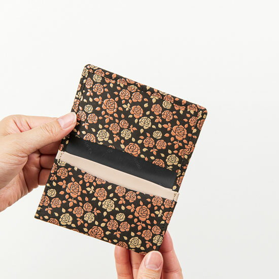 お甲斐ものなびの甲州印伝　印傳屋上原勇七　名刺入れ（かぐわ）/ギフト/贈り物/プレゼント/レディース/女性/伝統工芸品/花柄/バラ/就職/進学/お祝い/誕生日/記念日/母の日/ご褒美/ラッピング無料｜アングル2