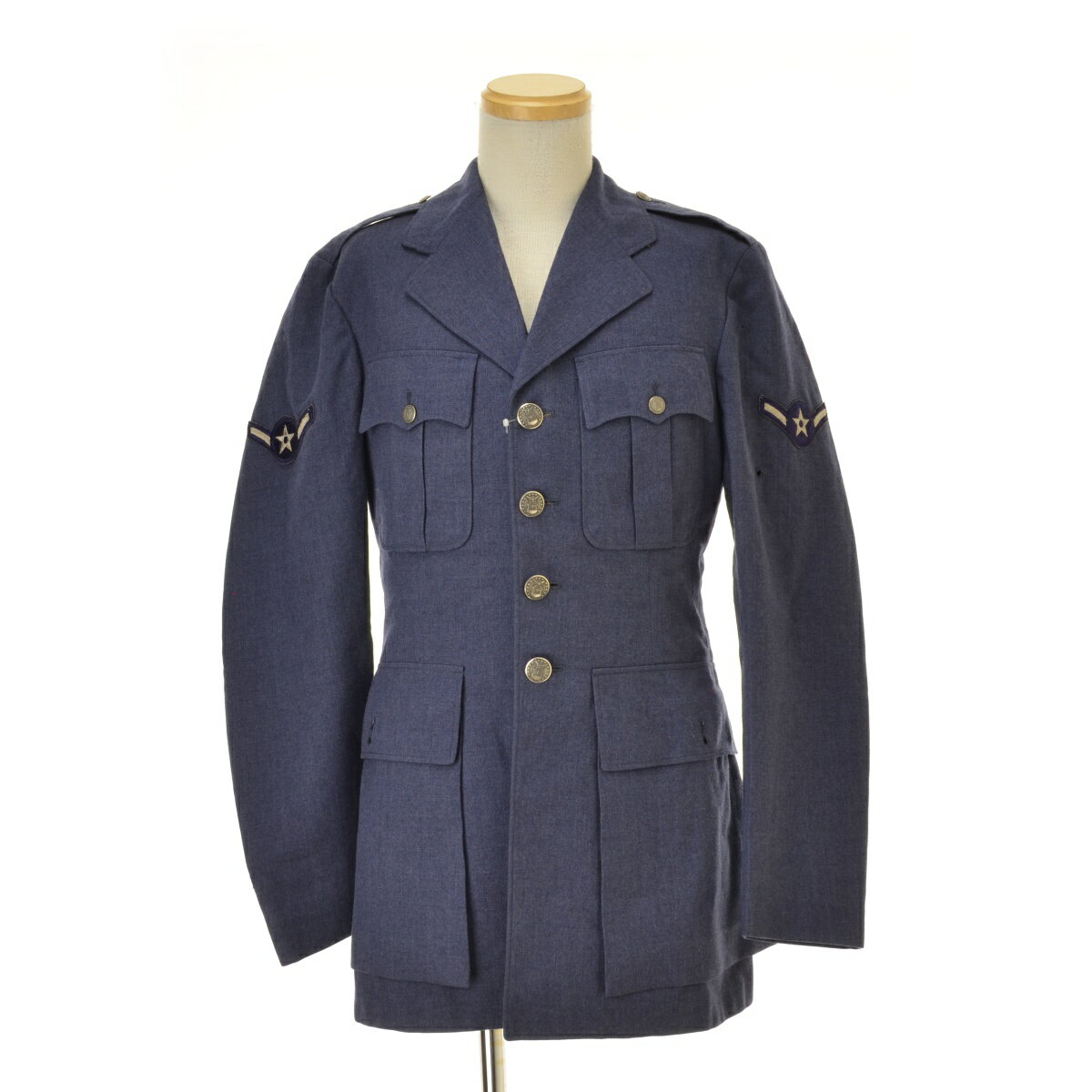 #USAIRFORCE#X2f#X30#X31#X32#X33#Y4e#Y4f#Y50#Y51#Y52#S2a#S2b#S2c#S2d#S2e#US AIR FORCE#ブルー系#表記サイズ：36/L#コンディションD##メンズ#ジャケット#その他#秋#BRANDUS AIR FORCE / ユーエスエアフォース ITEM60s アメリカ空軍 将校服ウールジャケット(G002833362) US AIR FORCE Condition : D S 新品 A 使用感がなく試着程度の品 B 使用感があまりなく目立つダメージがないUSED品 C 使用感はあるがダメージが比較的目立たないUSED品 D 使用感があり汚れなどのダメージが目立つUSED品 E かなりの使用感があり破れやシミなどのダメージが目立つUSED品 Item Information ATTENTIONダメージについて USED品となりますので、使用感があり、左袖・バック裾にダメージ、下部ポケットのボタン欠損、ネック裏地に塗りつぶし跡が見られます。 表記サイズ36/L 実寸肩幅約44cm 着丈約80cm 身幅約49cm 袖丈約66cm※実寸は手作業で採寸しておりますので、1cm〜2cmの誤差が生じる場合がございますので何卒ご了承お願いいたします。 カラー(弊社規定)ダークブルー（ネイビー）系※ご使用のモニタやブラウザによって、画像の色味が異なって見えることがありますので何卒ご了承お願いいたします。 素材 品質タグ無しの為、素材不明。 付属品 - 裏地 あり その他の特徴 バックスリット、開閉部：ボタン このアイテムにつけられているキーワード#US AIR FORCE##ブルー系##表記サイズ：36/L##コンディションD##メンズ##ジャケット##その他##秋# 関連商品 このブランドの他の商品を見る このタイプの商品を見る ※商品詳細で気になる点がございましたらお気軽にお問い合わせください。