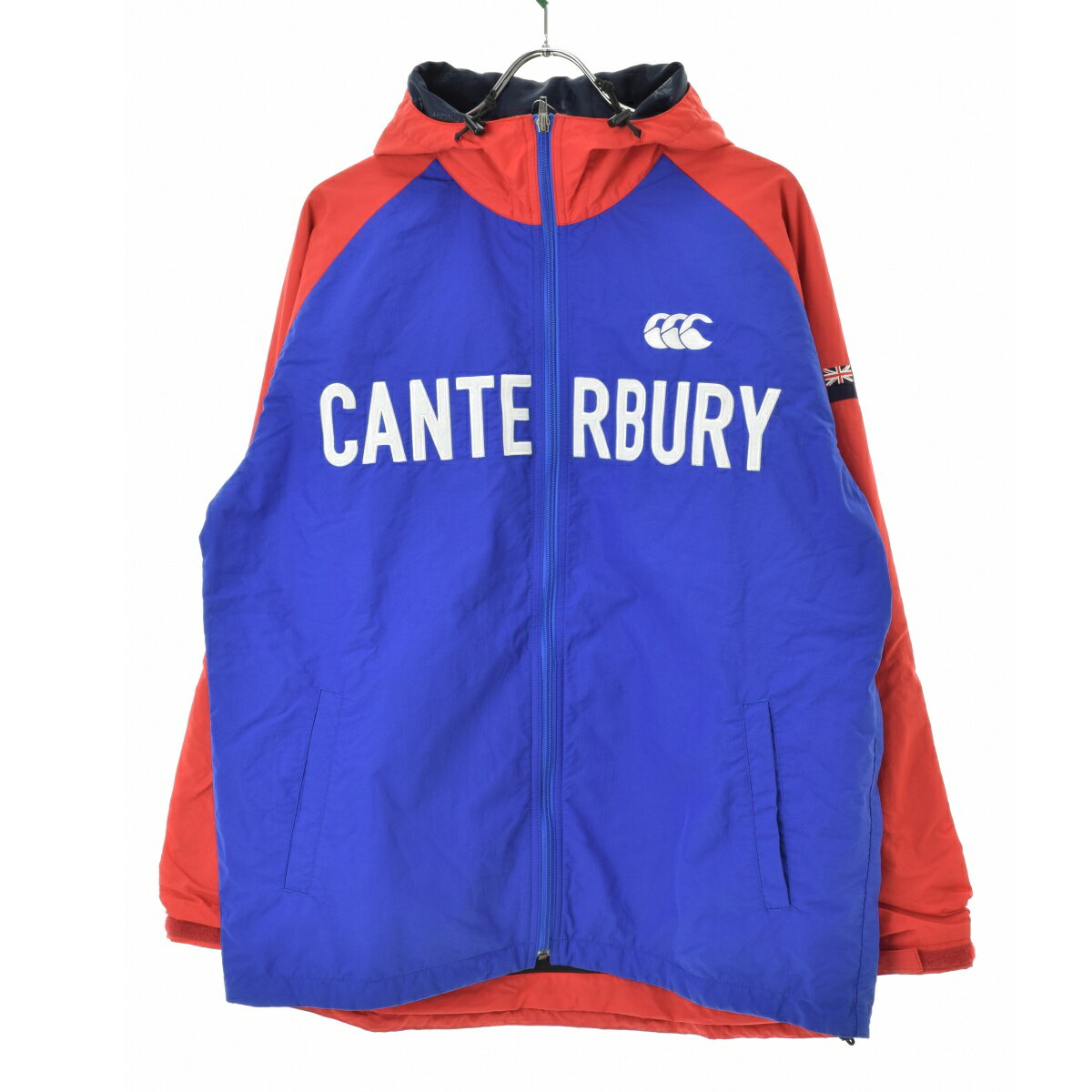 #CANTERBURYOFNEWZEALAND#X3b#X3c#X3d#X3e#X3f#Y48#Y49#Y4a#Y4b#Y4c#BRANDCANTERBURY OF NEWZEALAND / カンタベリー オブ ニュージーランド ITEMフード付ナイロンジャケット(G006274772) CANTERBURY OF NEWZEALAND Condition : C S 新品 A 使用感がなく試着程度の品 B 使用感があまりなく目立つダメージがないUSED品 C 使用感はあるがダメージが比較的目立たないUSED品 D 使用感があり汚れなどのダメージが目立つUSED品 E かなりの使用感があり破れやシミなどのダメージが目立つUSED品 Item Information ATTENTIONダメージについて USED品となりますので、多少の使用感があり、フロントロゴワッペンに少し汚れが見られますが、その他ダメージや汚れはございません。 表記サイズXL 実寸着丈約74cm 身幅約61.5cm 裄丈(ラグランと同様の採寸方法)約85cm※実寸は手作業で採寸しておりますので、1cm〜2cmの誤差が生じる場合がございますので何卒ご了承お願いいたします。 カラー(弊社規定)ブルー系/レッド系※ご使用のモニタやブラウザによって、画像の色味が異なって見えることがありますので何卒ご了承お願いいたします。 素材 表地・ナイロン100％、裏地・ポリエステル100％ 付属品 - 裏地 総裏地 その他の特徴 フード・裾はドローコードで調節可能 このアイテムにつけられているキーワード#CANTERBURY OF NEWZEALAND##ブルー系##レッド系##フード付##表記サイズ：XL##コンディションC##メンズ##ジャケット##ナイロンジャケット##秋# 関連商品 このブランドの他の商品を見る このタイプの商品を見る ※商品詳細で気になる点がございましたらお気軽にお問い合わせください。